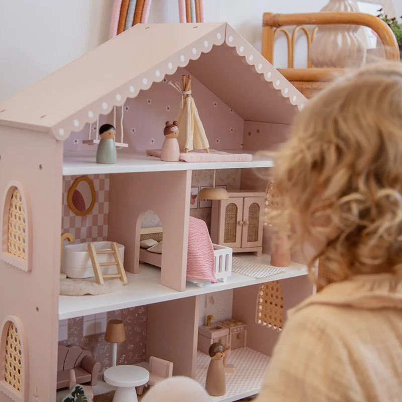 Maison de poupées en bois – Rose avec accessoires et poupées
