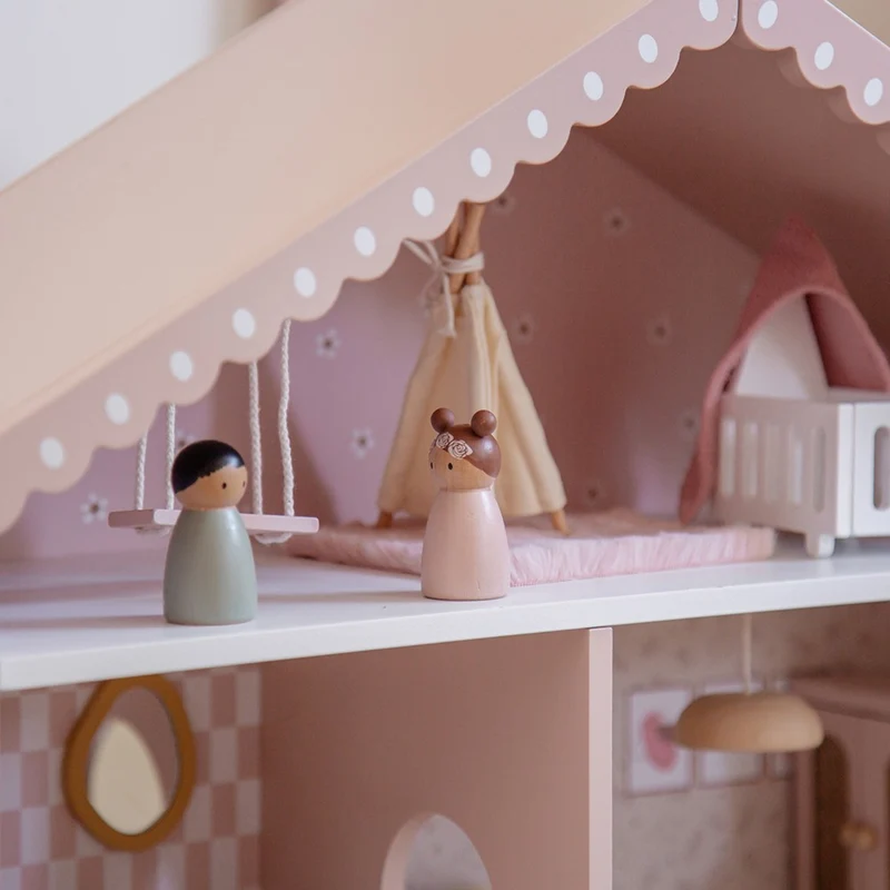 Maison de poupées en bois – Rose avec accessoires et poupées