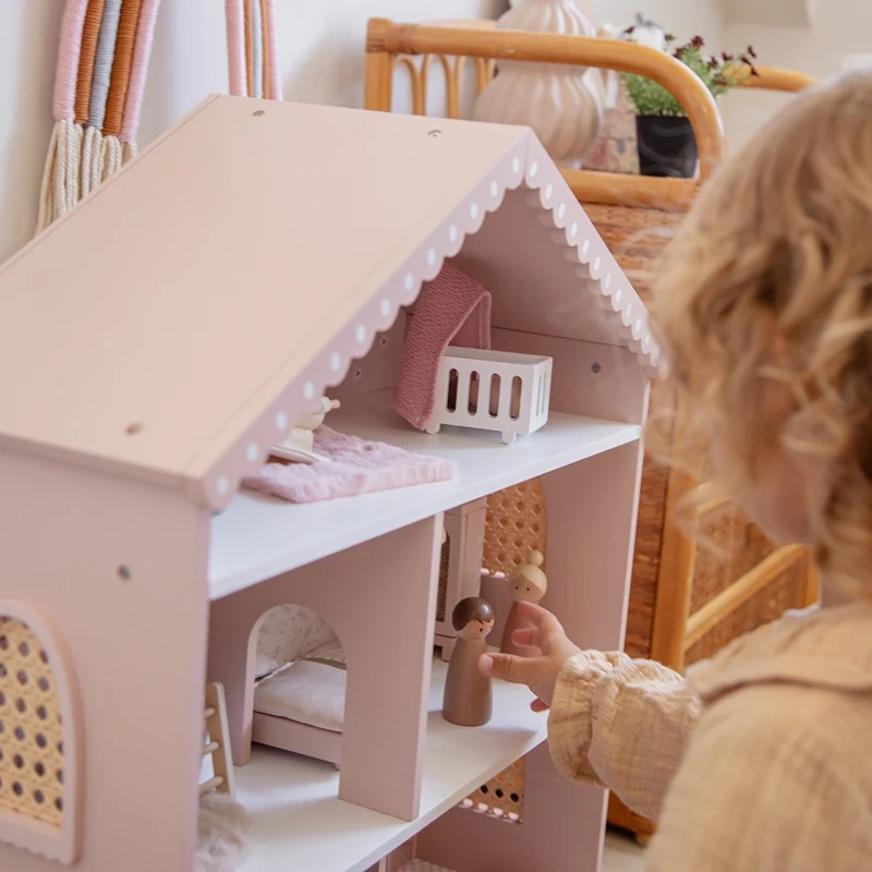 Maison de poupées en bois – Rose avec accessoires et poupées