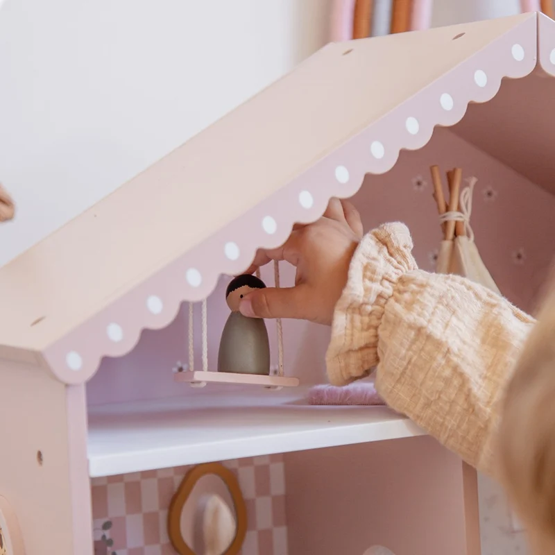 Maison de poupées en bois – Rose avec accessoires et poupées