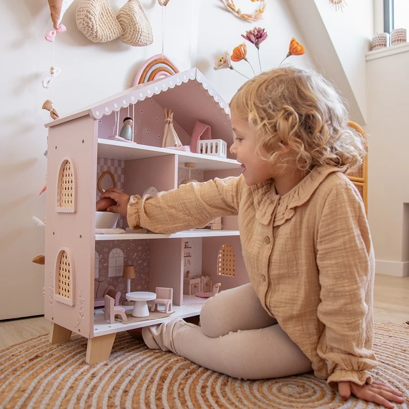 Maison de poupées en bois – Rose avec accessoires et poupées
