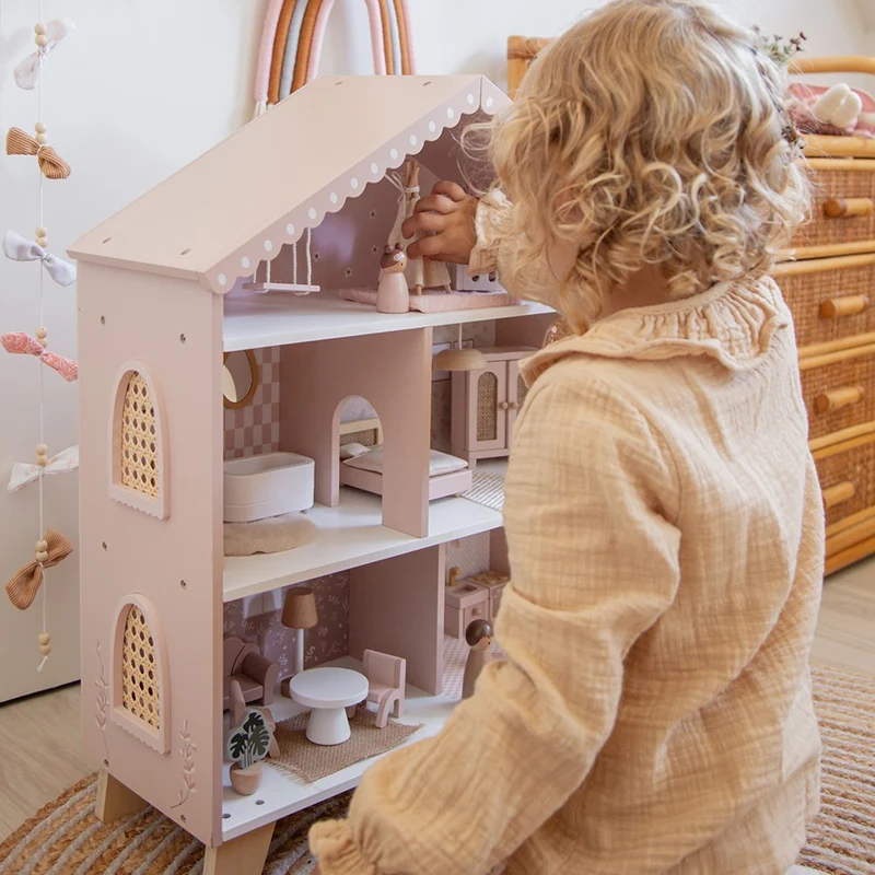 Maison de poupées en bois – Rose avec accessoires et poupées