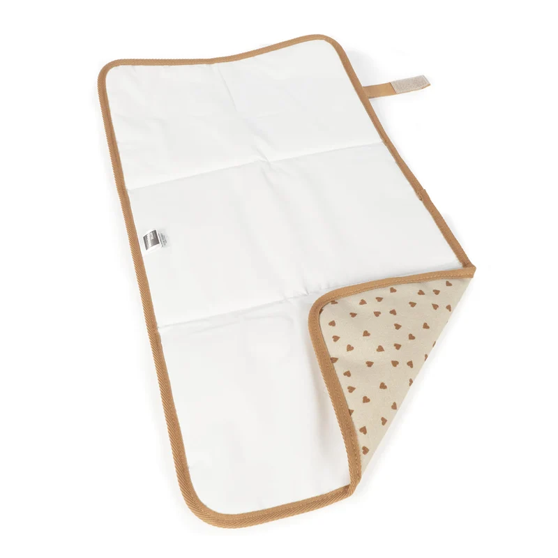 Tapis à langer bébé Poppy Cannelle – Motifs cœurs