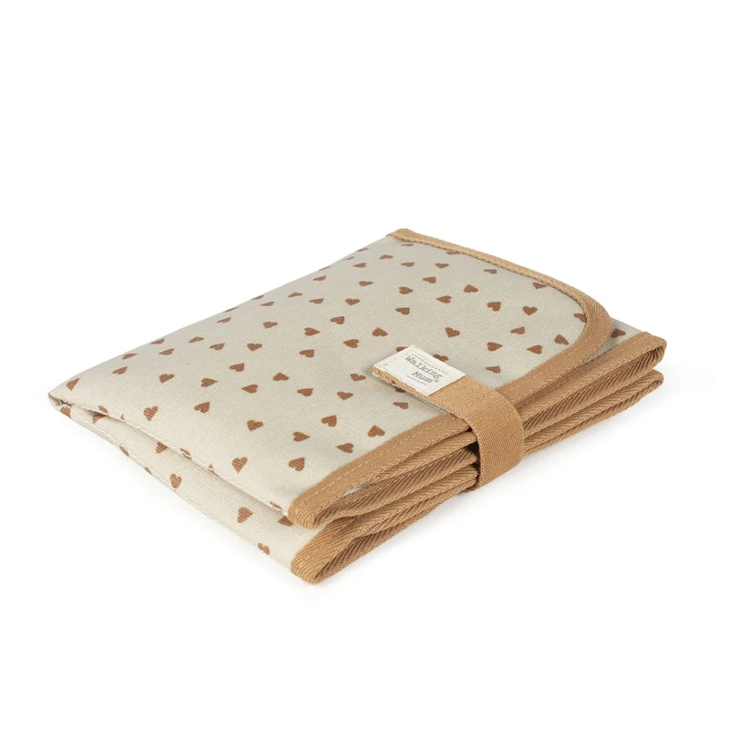 Tapis à langer bébé Poppy Cannelle – Motifs cœurs