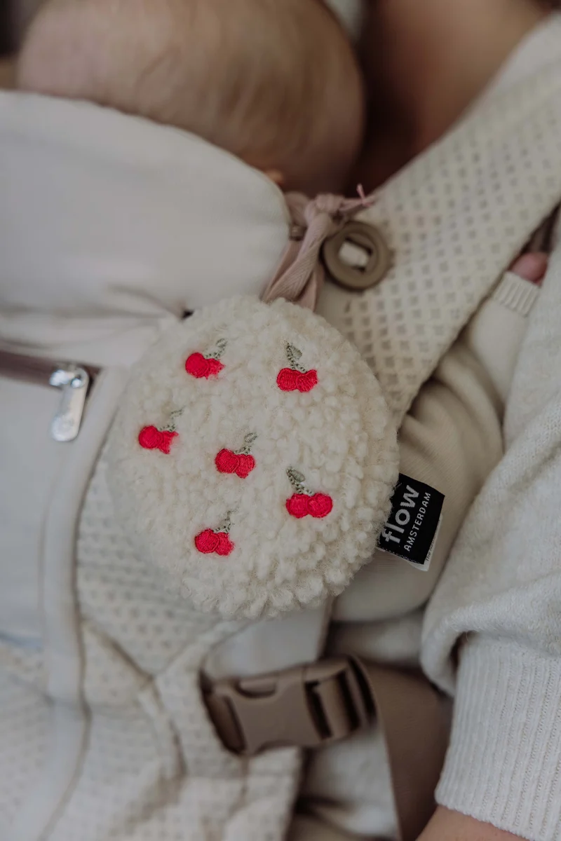 Bruit Blanc Portable – Lucy cerises brodées