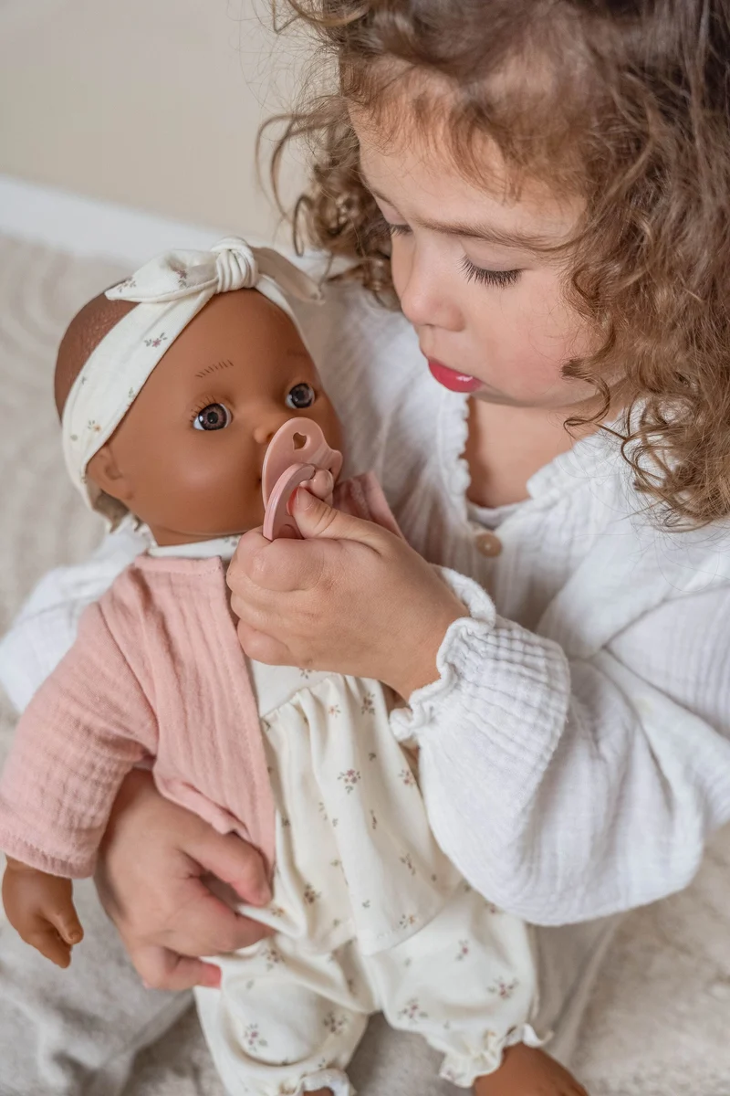 Poupée Noa avec accessoires – Jouet d’imitation dès 18 mois