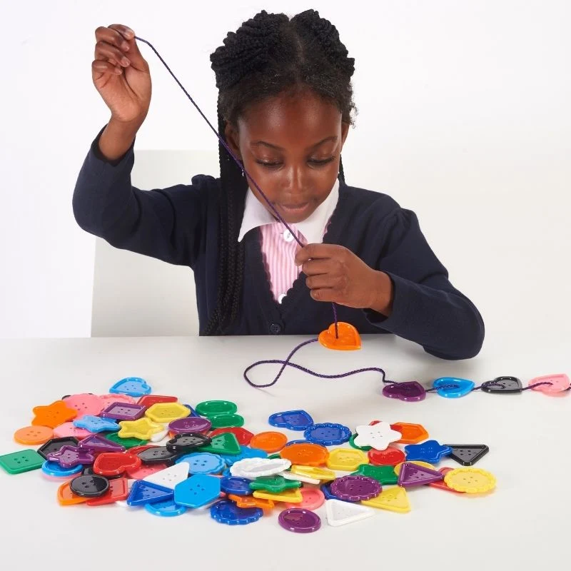 Boutons colorés et lacets