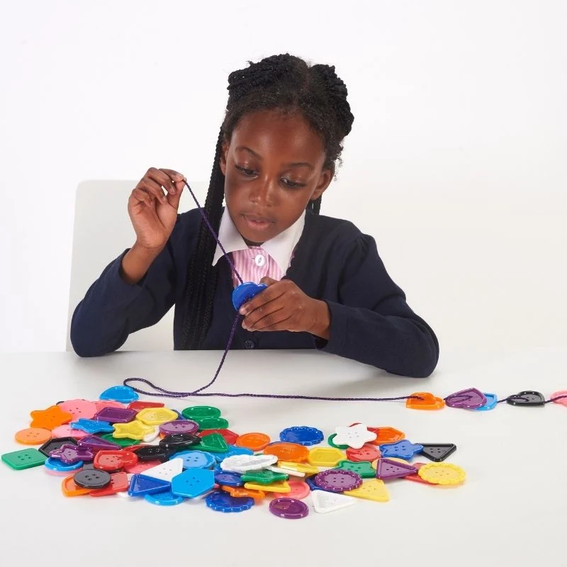 Boutons colorés et lacets