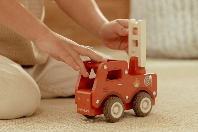 Camion de pompiers en bois FSC – Jouet d’éveil et jeu de rôle