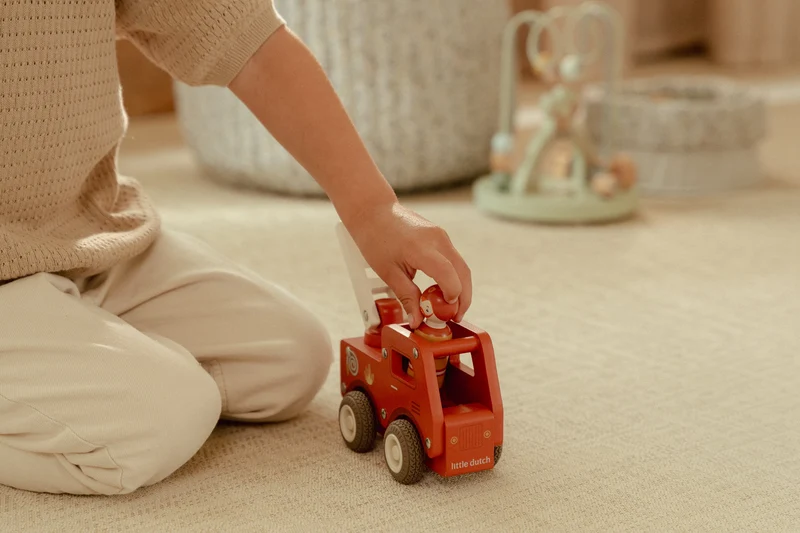 Camion de pompiers en bois FSC – Jouet d’éveil et jeu de rôle