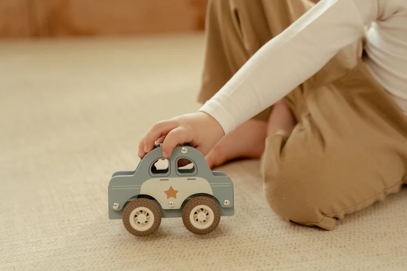 Voiture de police en bois FSC – Jouet d’éveil et jeu de rôle