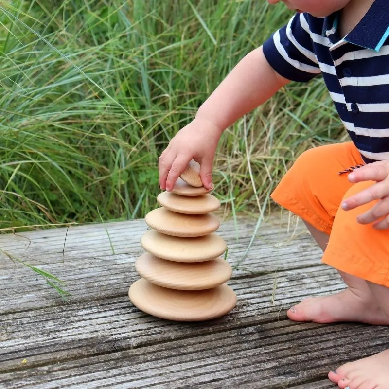 7 galets en bois