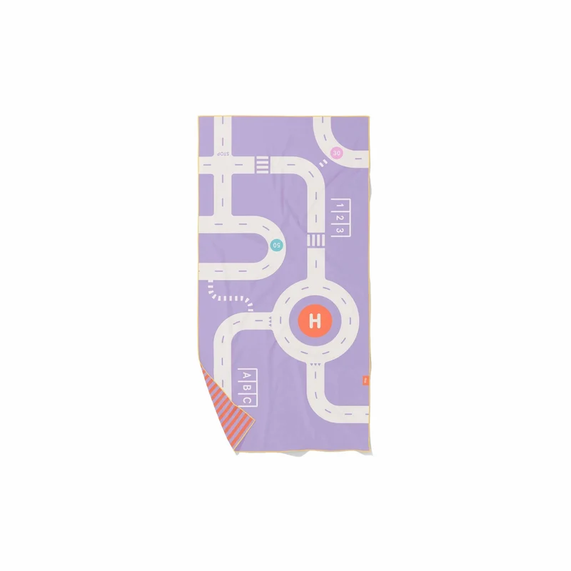 Serviette de jeu sur la route lila