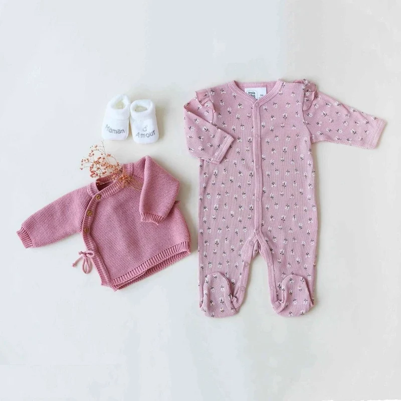 Trousseau naissance - Brassière chaussons et bonnet rose