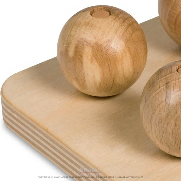 Boules en bois sur tiges verticales