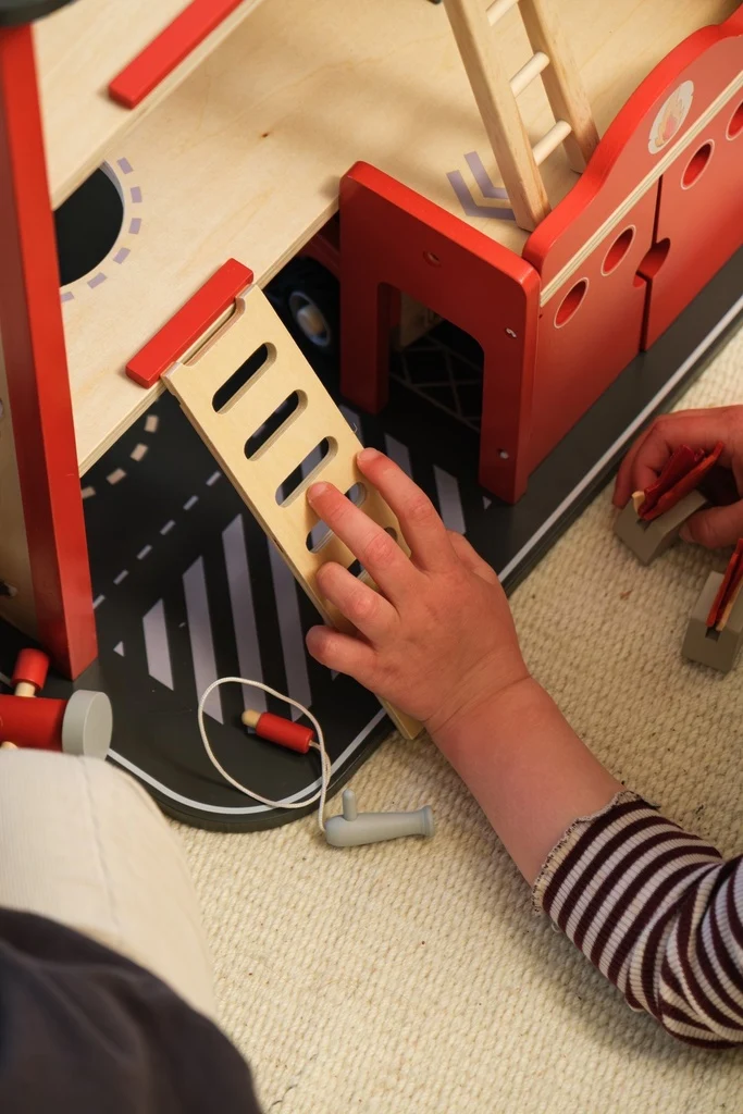 La grande caserne de pompiers et son ami miniature - 2 ans+