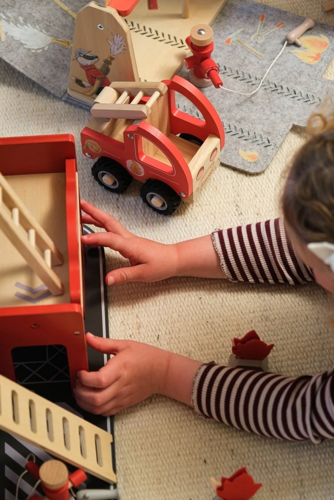 La grande caserne de pompiers et son ami miniature - 2 ans+