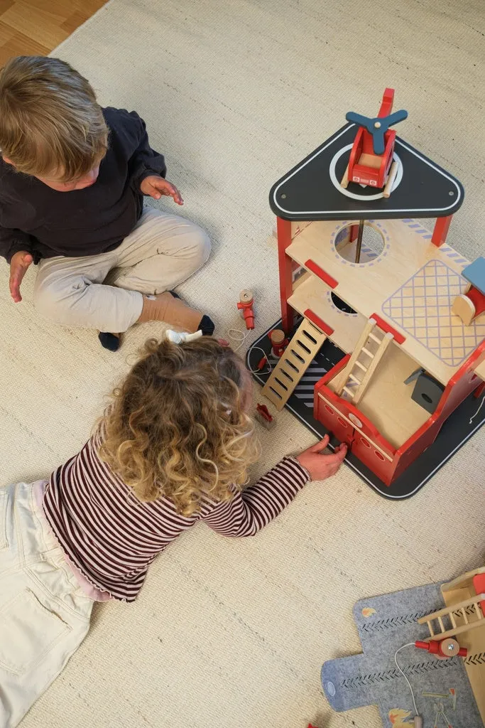La grande caserne de pompiers et son ami miniature - 2 ans+