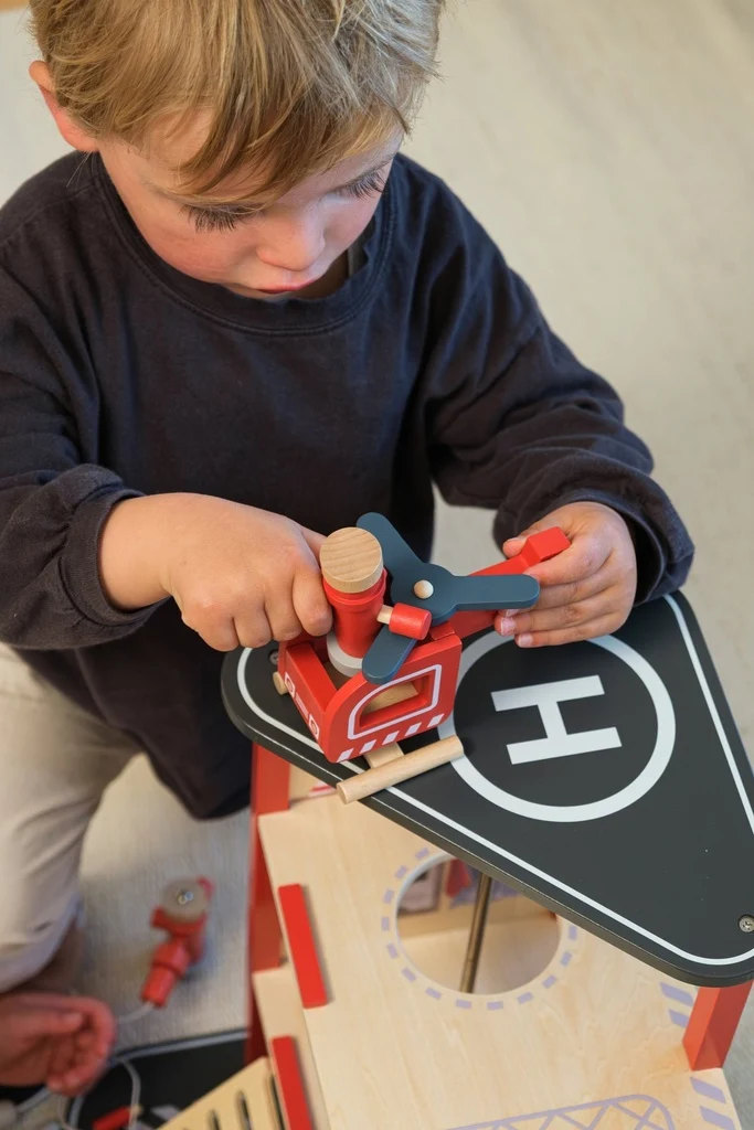 La grande caserne de pompiers et son ami miniature - 2 ans+