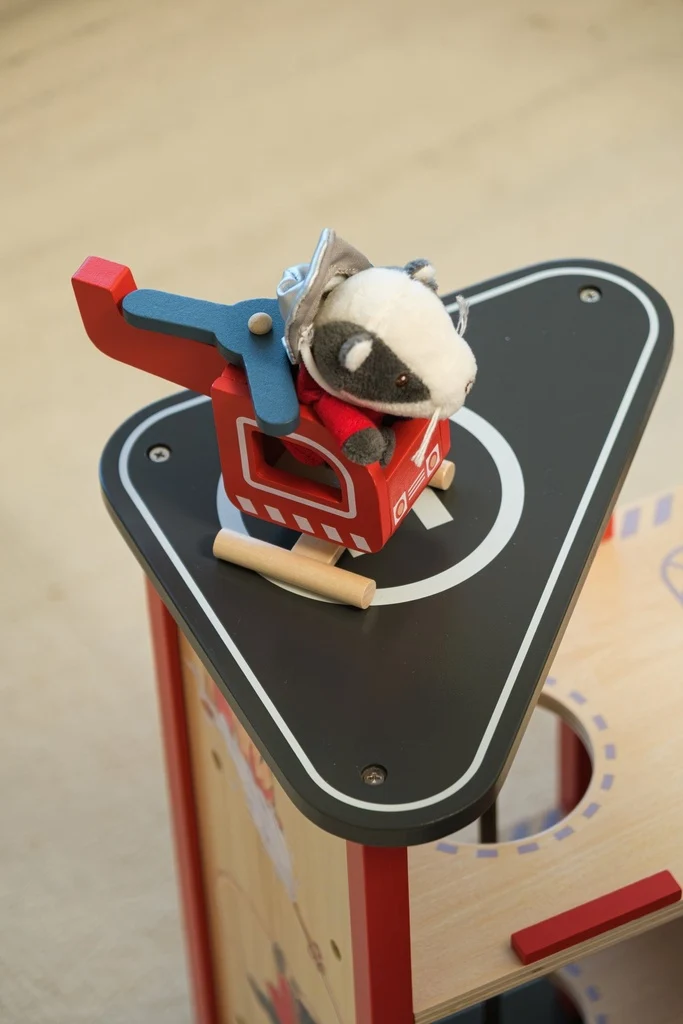 La grande caserne de pompiers et son ami miniature - 2 ans+