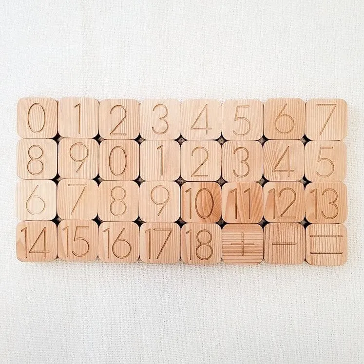 Set de Cubes Chiffres 0 à 18 et signes mathématiques en bois