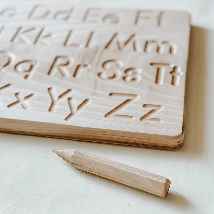 Planche d'écriture Montessori Alphabet en lettres scriptes