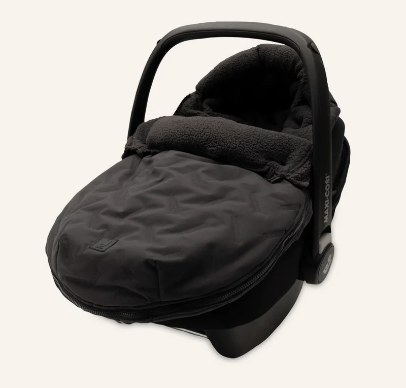 Chancelière | Embossed black