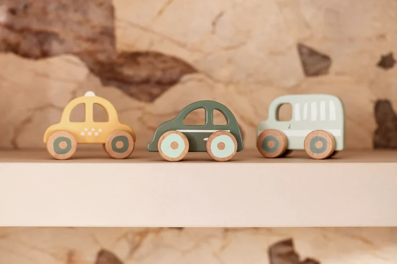 Petites voitures en bois